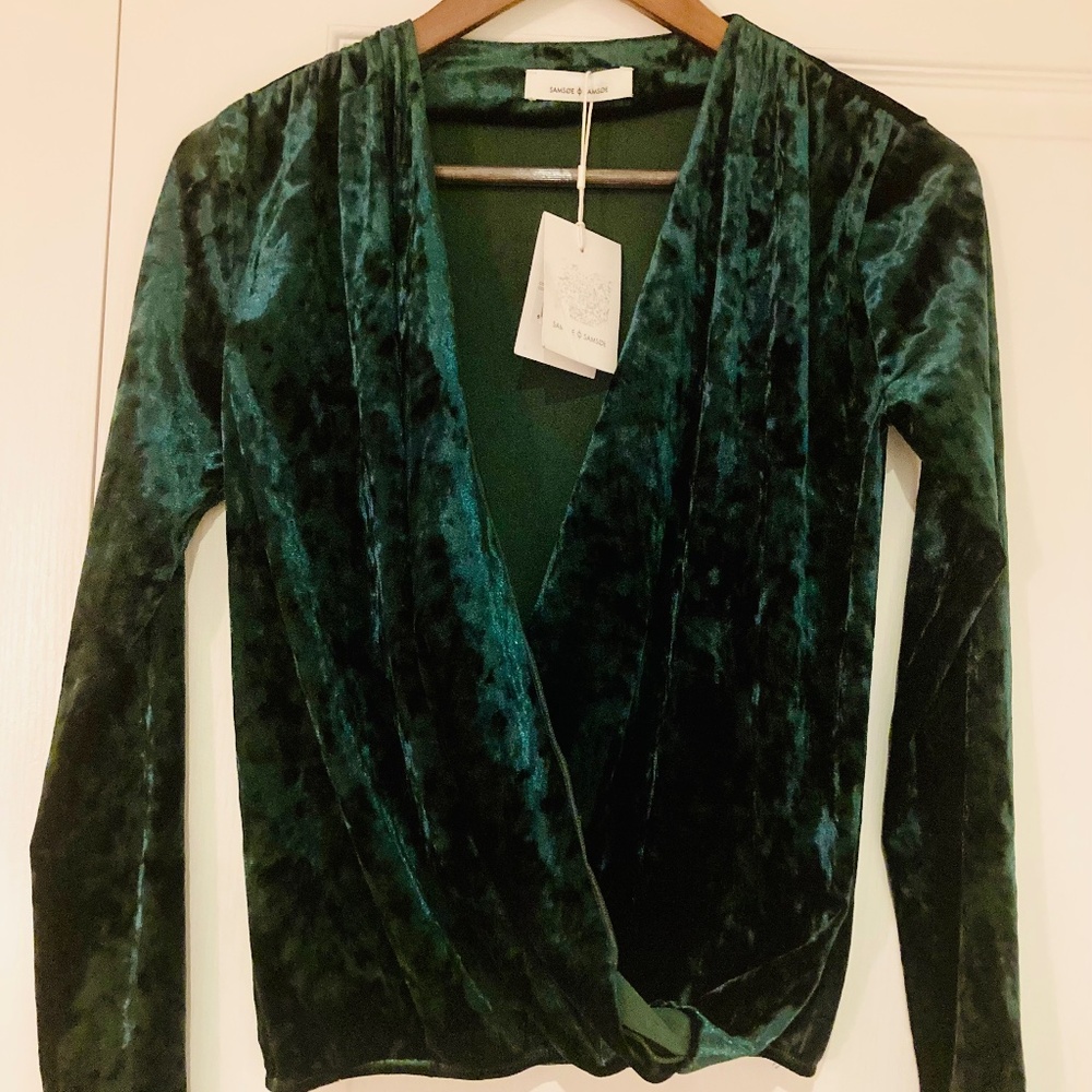 SAMSOE NWT Forest Green crushed velvet surplice blouse